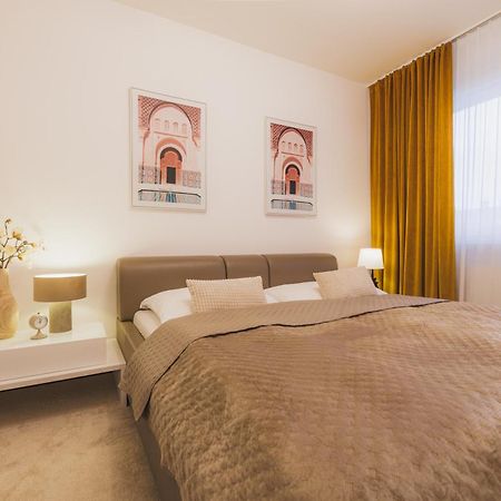 Rose Luxury Apartment & 24H Self Check-In With Private Parking バンスカー・ビストリツァ エクステリア 写真